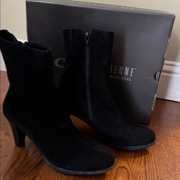 La CANADIENNE Suede Black Ankle Booties - Picture 1 of 4